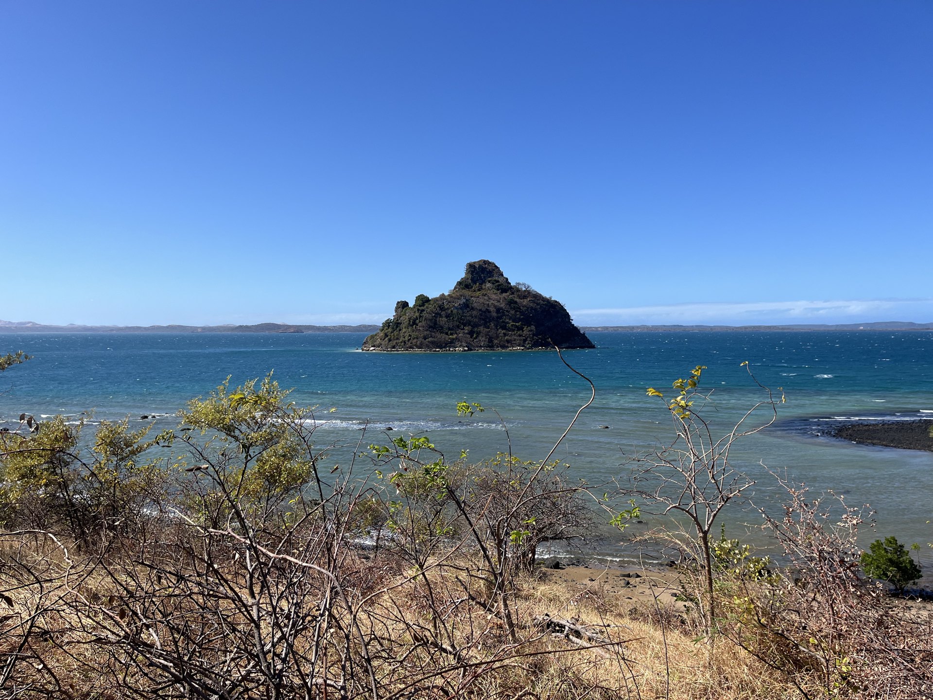 Îlot rocheux vu depuis le littoral