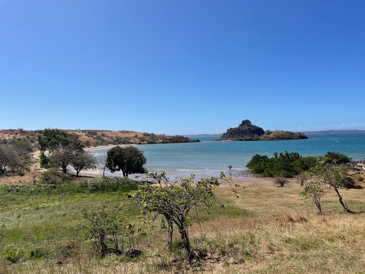 Baie et îlot rocheux vus depuis le terrain